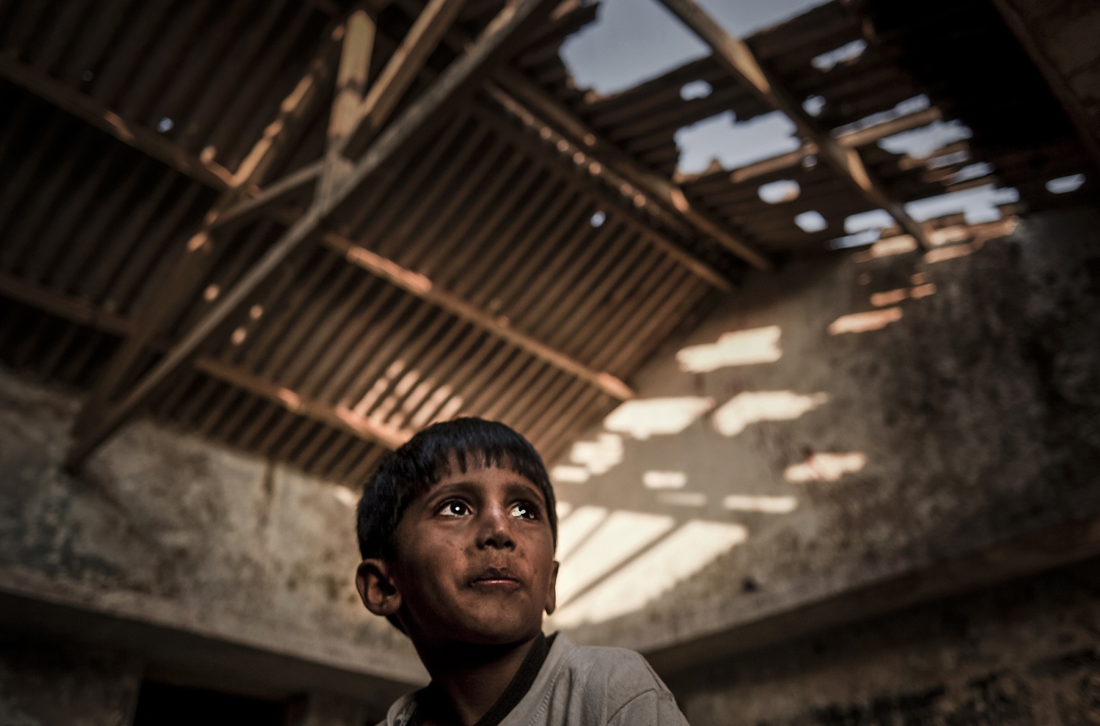 Colors of India | Bruno Tamiozzo - Un bambino, gioca all’interno di una vecchia scuola abbandonata, Mahabaleshwar, Maharashtra, 2013. © Bruno Tamiozzo.
 
