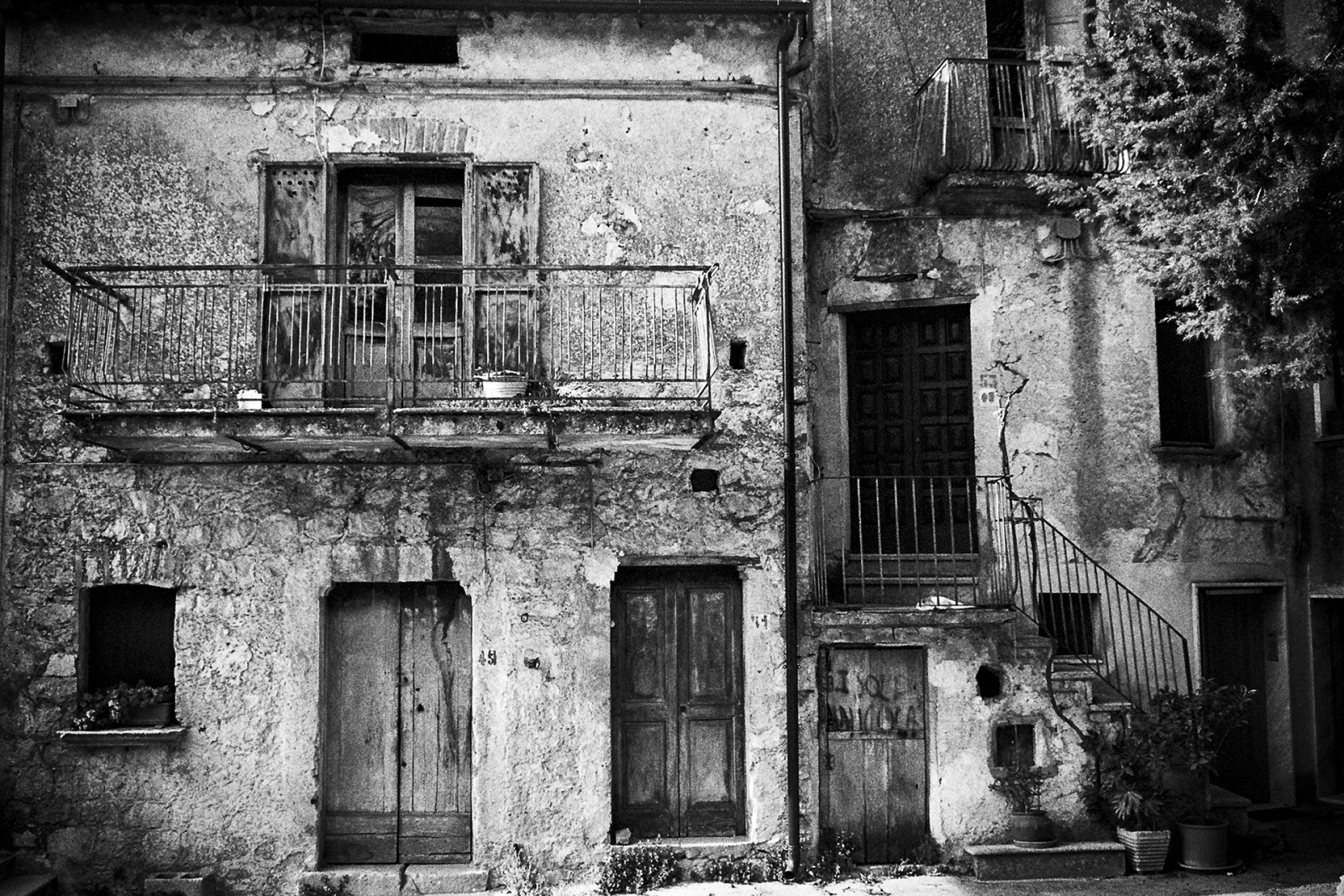 Una delle ultime vecchie abitazioni lungo il viale Principe di Napoli. © Valentino Petrosino.
