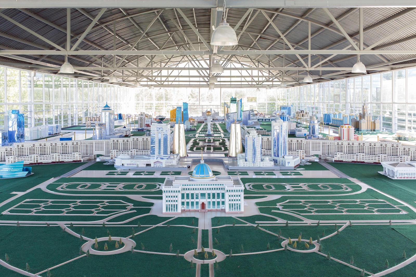 Modellino della città di Astana all’interno di un capannone del museo Atameken. Il progetto, che dovrebbe completarsi nel 2030, prevede che la capitale spazierà su un’area complessiva di 710km². Astana, Kazakistan, 2018. © Filippo Venturi.