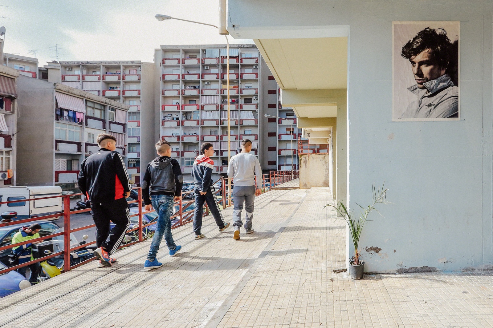 Ragazzi che passeggiano nel quartiere Librino, Catania, 2015 – 2016. © Riccardo Colelli.