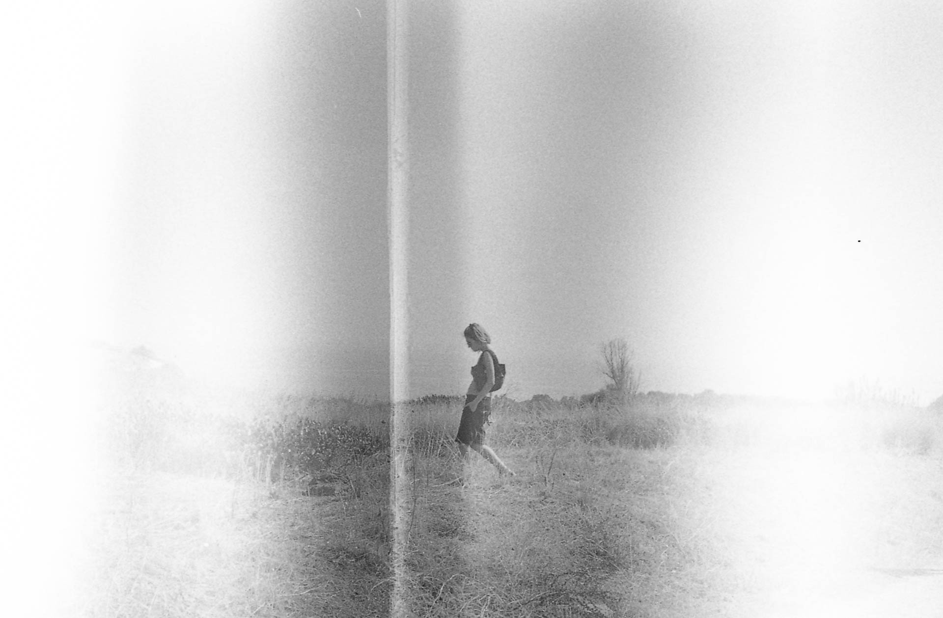 Mia sorella cammina da sola in campagna, Scansione da pellicola bianconero, Sicilia, 2011. © Anna Pizzoccaro.