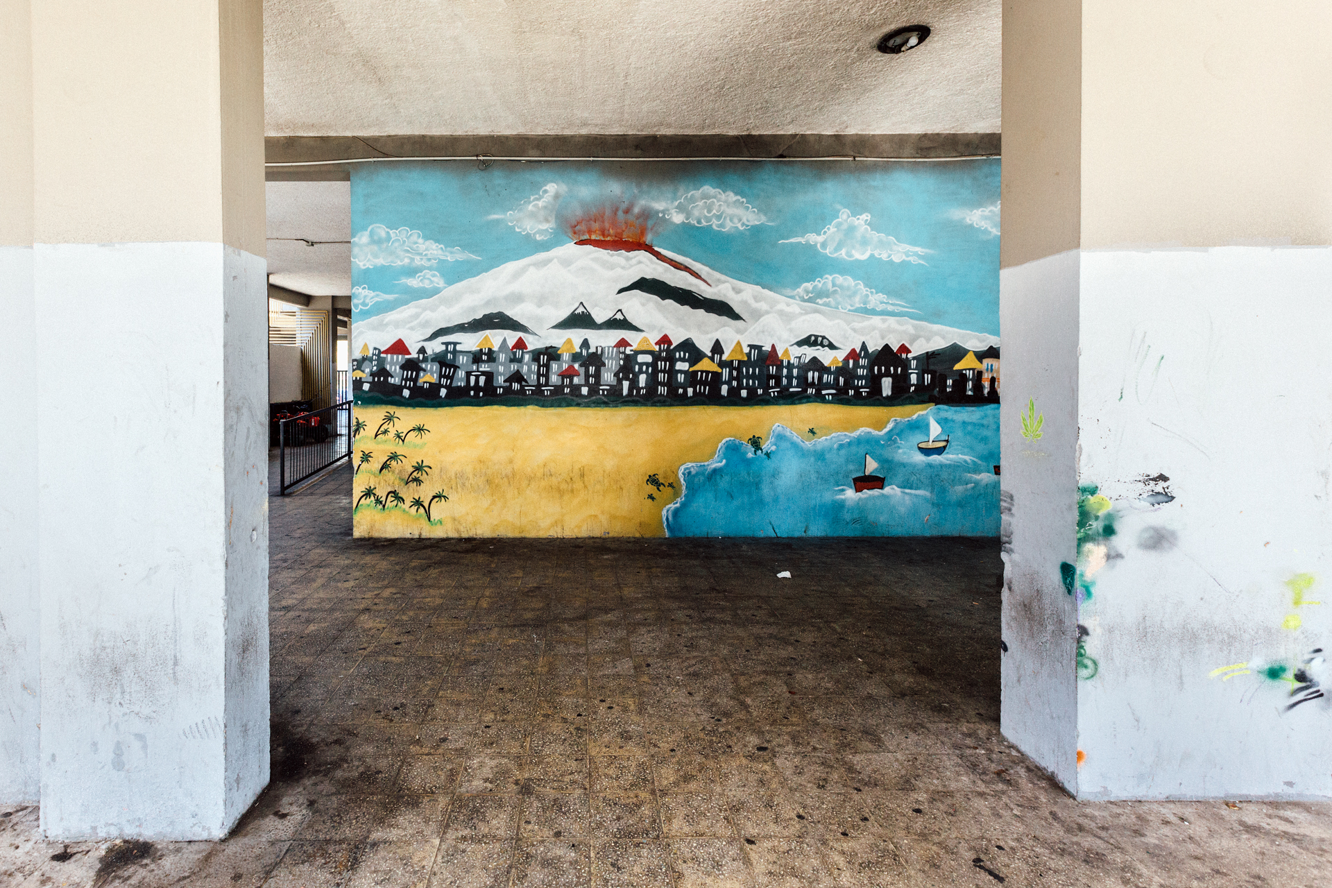 Murales raffigurante l’Etna che erutta su Librino, Catania, 2015 - 2016. © Riccardo Colelli.