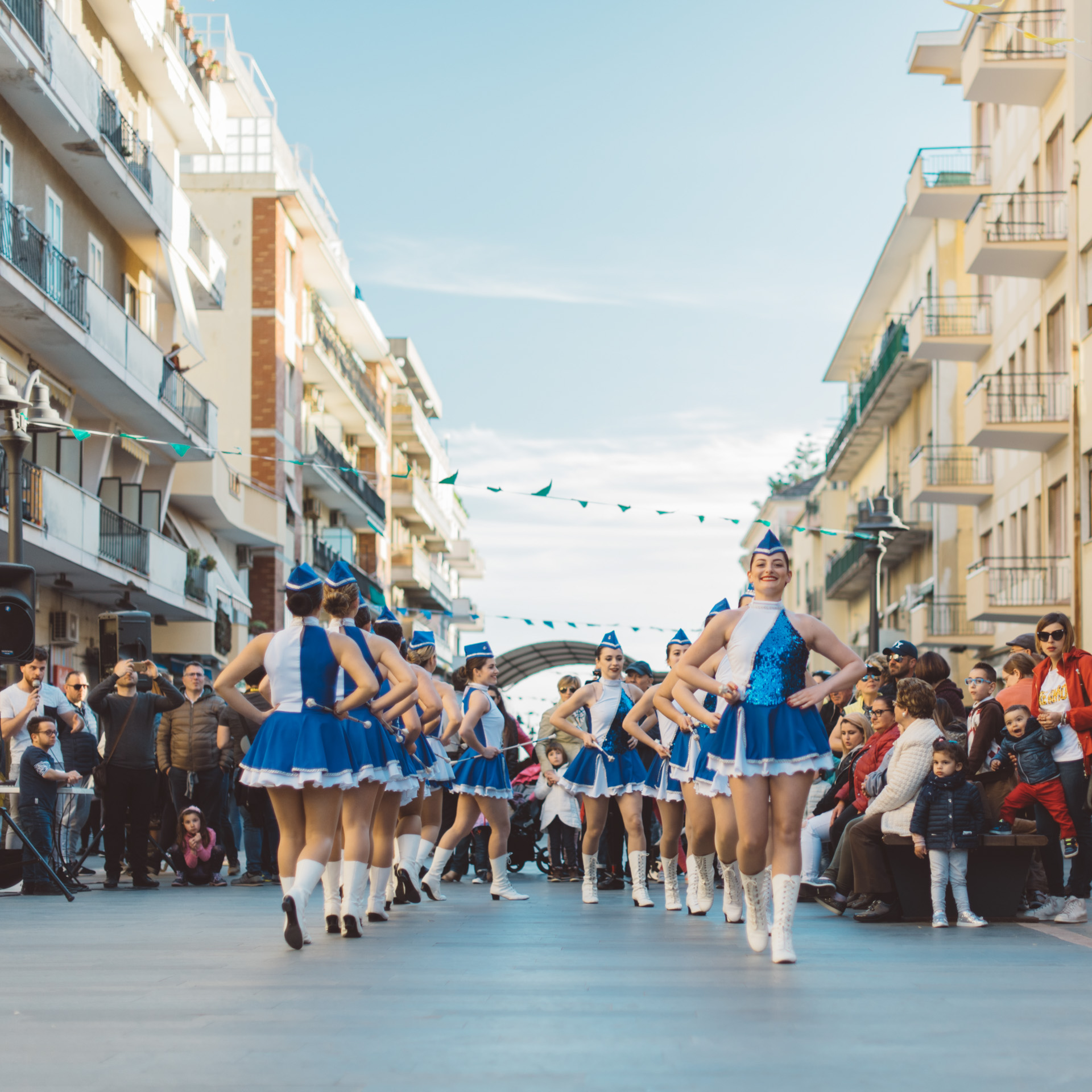 Le Sailors Majorettes di Scafati si esibiscono per il pubblico durante un raduno di bande e majorettes a Maiori. Maiori, SA, 2018. © Agnese Morganti.