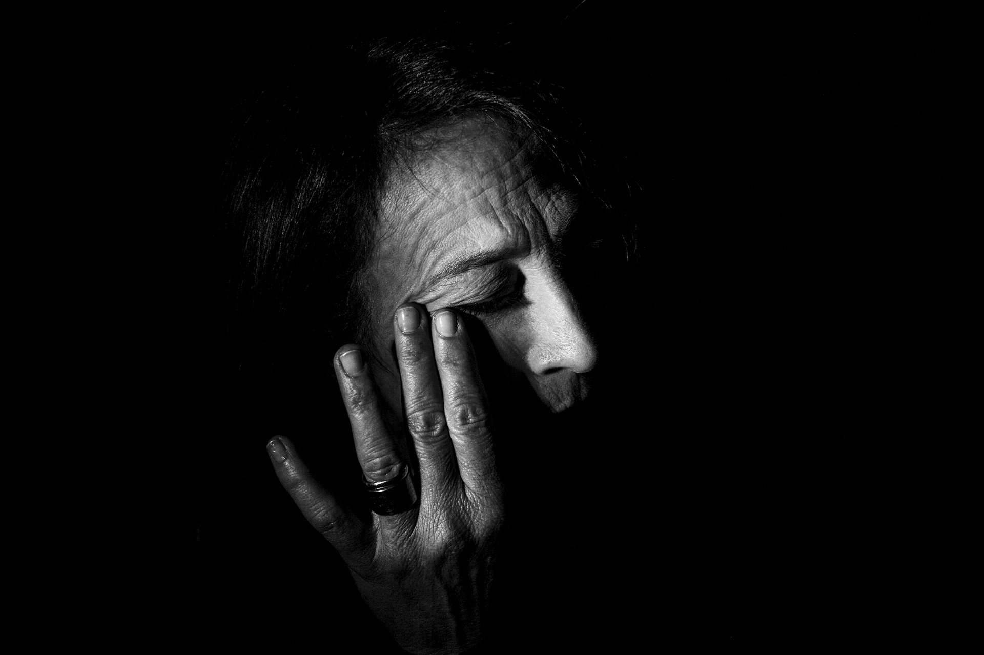 Pina Palma, 52 anni, si asciuga gli occhi, mentre parla di sua figlia Francesca, morta a 7 anni a causa di una leucemia linfoblastica acuta, Villaricca, NA, 2016. © Stefano Schirato.